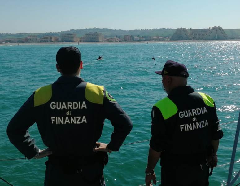 guardia di finanza e canoa 