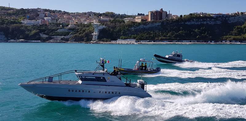 guardia di finanza in mare 