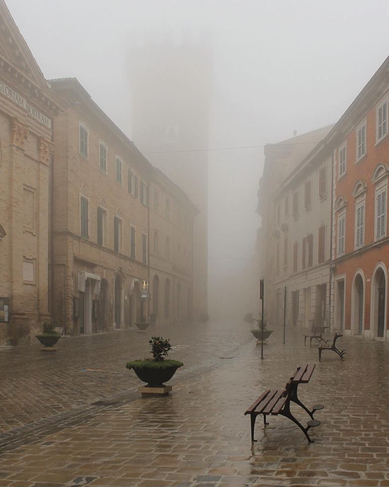 Recanati centro storico con la nebbia