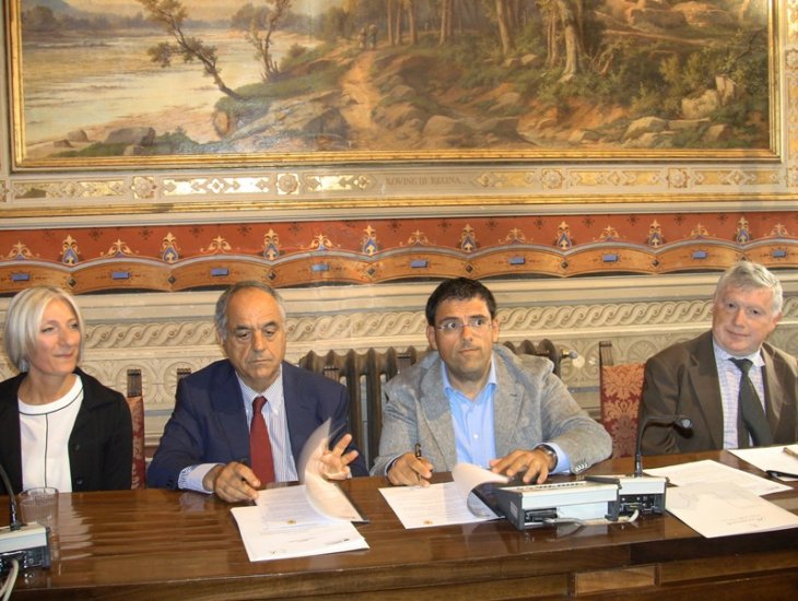 Soccio-Adornato-Fiordomo e Lambertini alla firma dell'accordo per l'archivio comunale