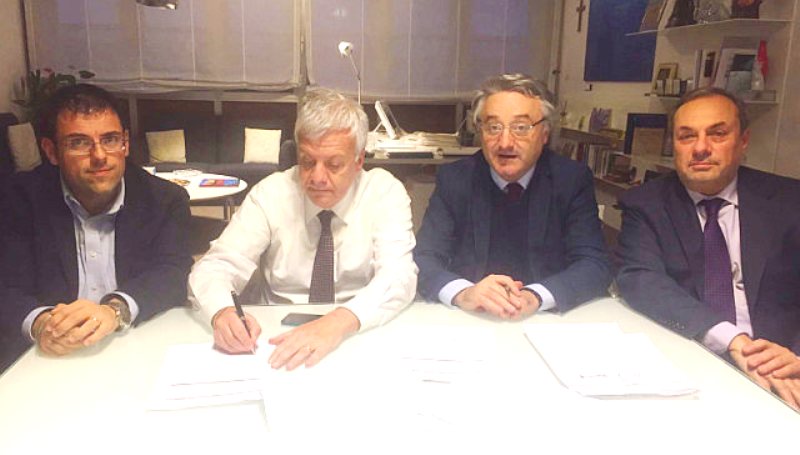 firma dell'accordo per il Colle dell'Infinito. da sinistra l'ex sindaco Fiordomo, l'ex ministro Galletti, l'asesssore regionale Sciapichetti e il consigliere regionale Marconi