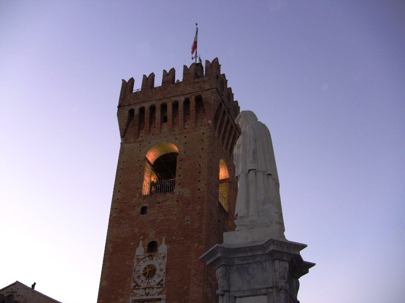 Torre civica e statua di Giacomo Leopardi