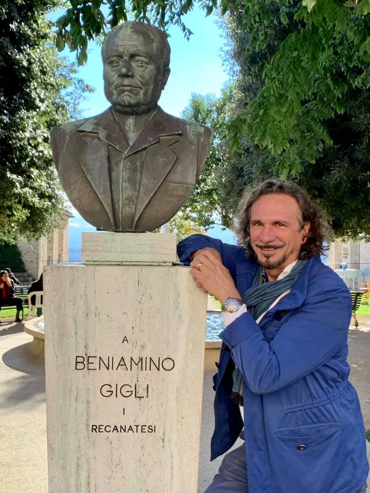 Fabio Armiliato davanti al busto di Beniamino Gigli ai giardini di Recanati