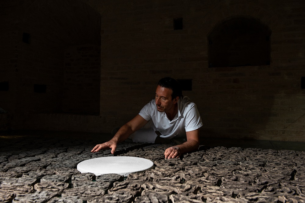 l’artista Massimiliano Orlandoni, con l’opera Land Tree Project, composta da frammenti in ceramica sparsi sul pavimento