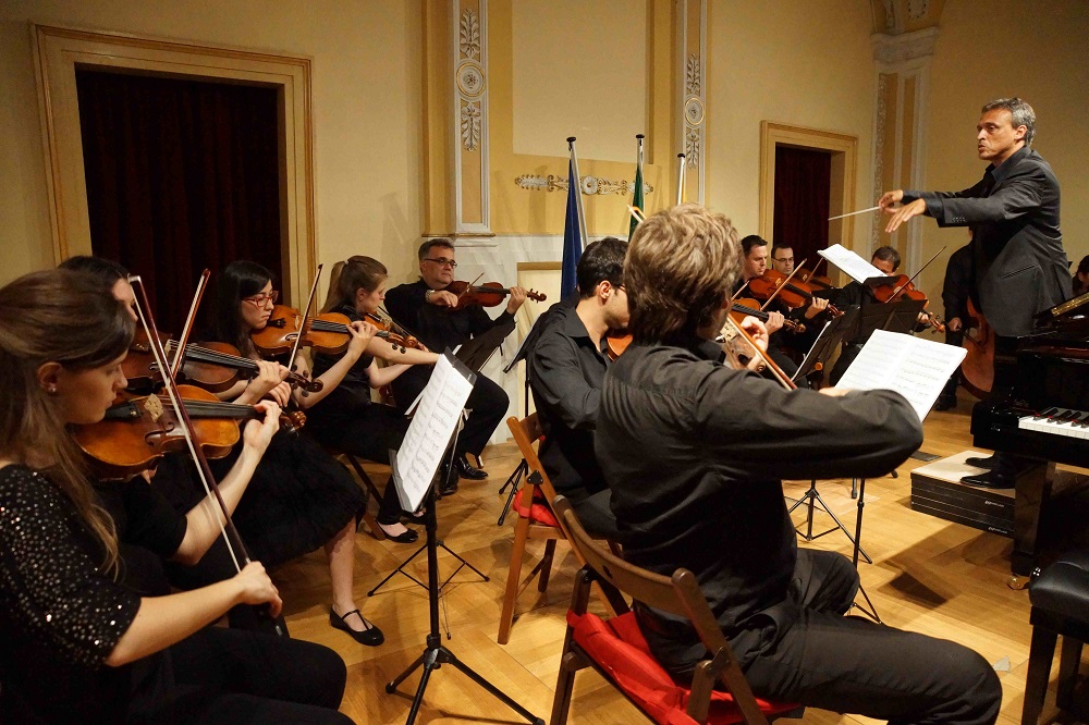 Il M° Lorenzo di Bella dirige Orchestra da camera Sinfonietta Gigli