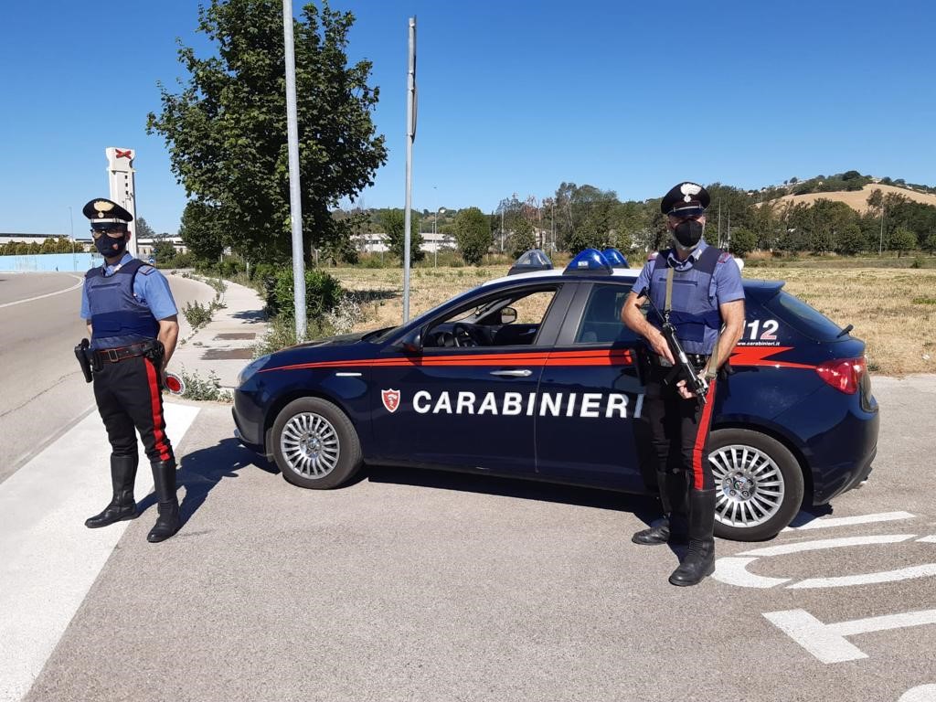 carabinieri in pattugliamento
