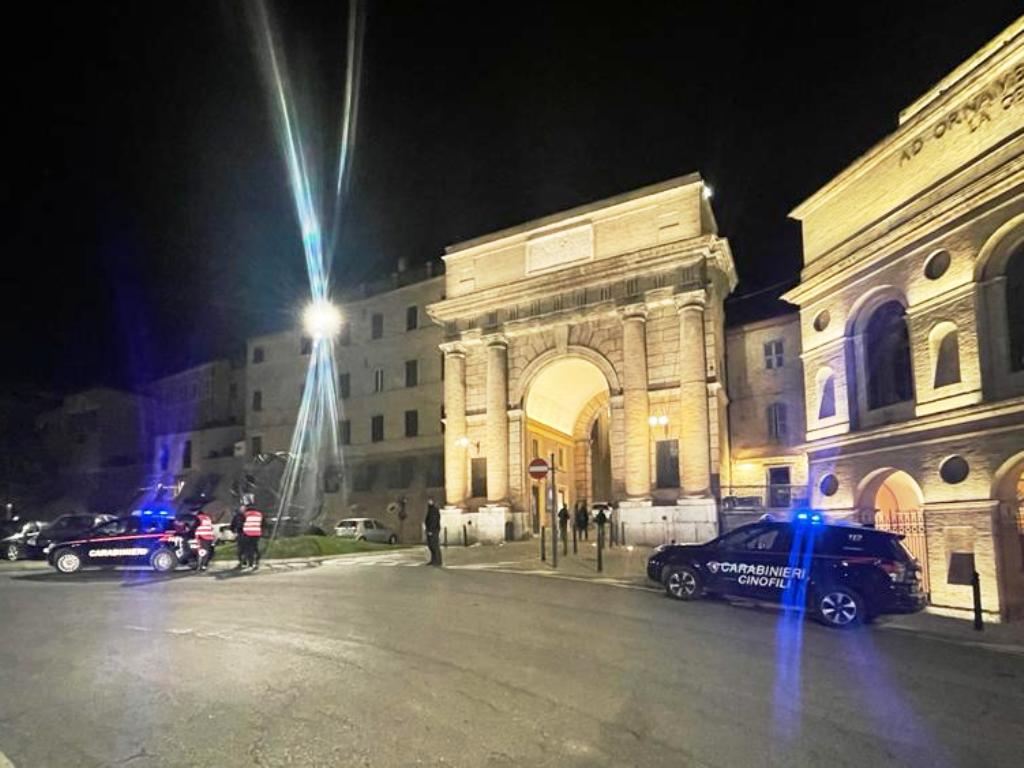 Carabinieri davanti allo Sferisterio a Macerata