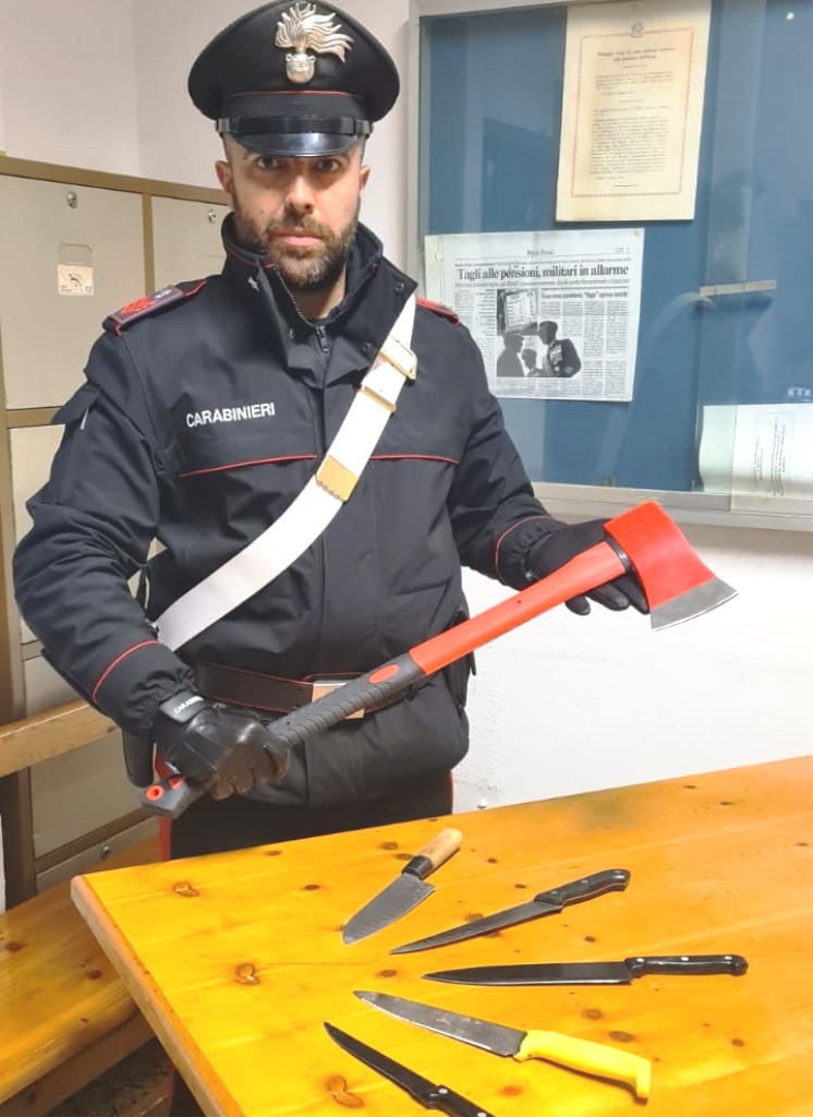 carabiniere-ascia-coltelli