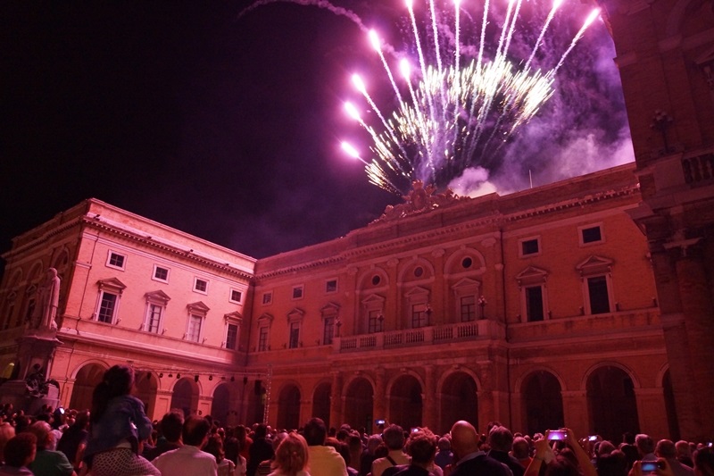 fuochi d'artificio in piazza Leopardi