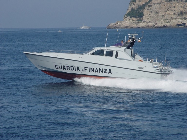 guardia-finanza-barca