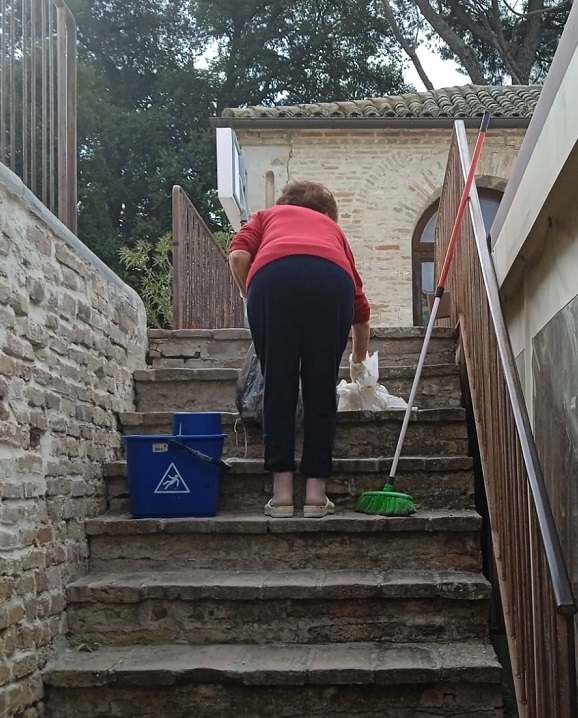donna pulisce gradini
