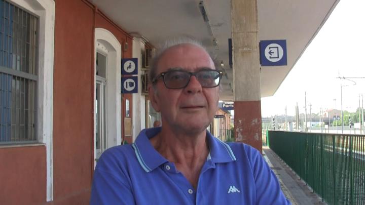 Giovanni Giri davanti alla stazione ferroviaria di Porto Recanati