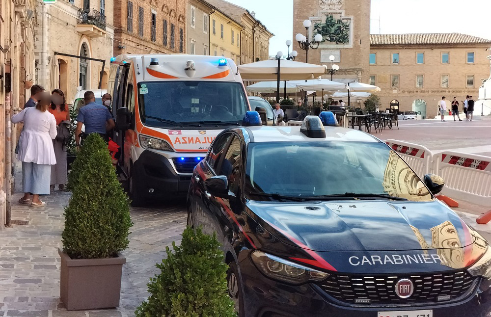 soccorso-piazza-carabinieri