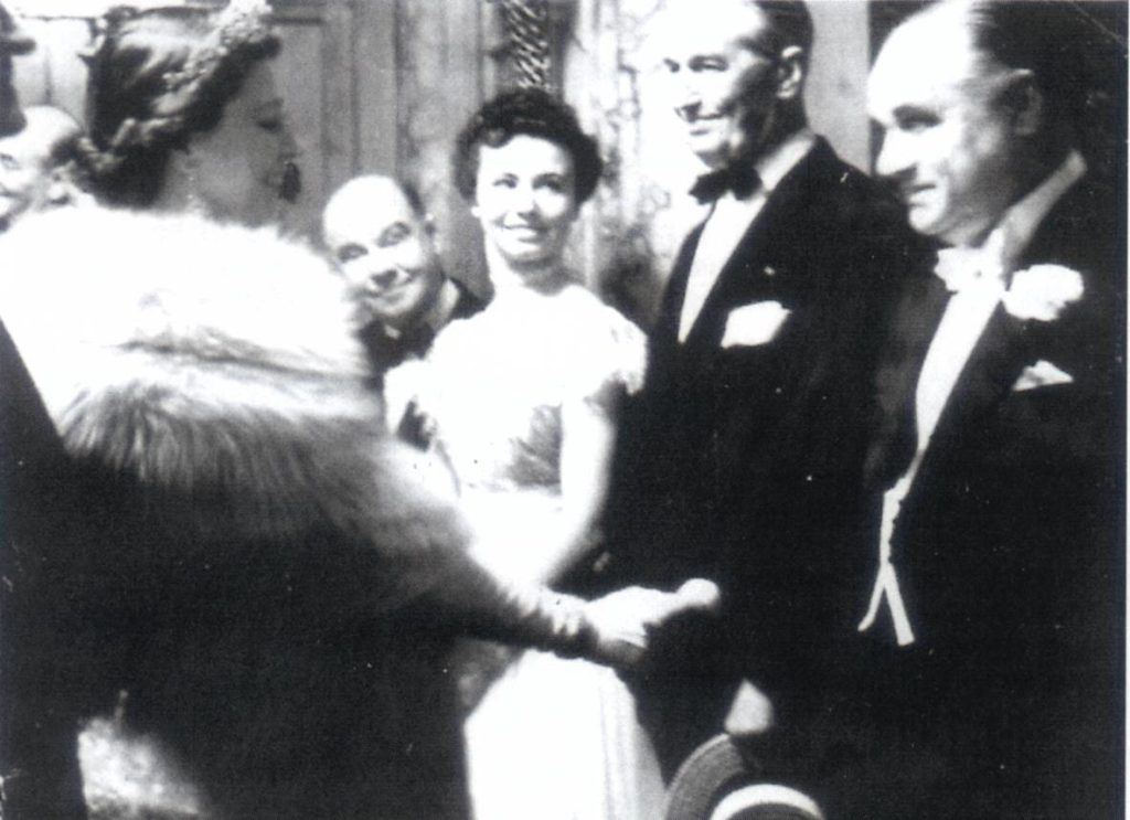 Queen Elizabeth riceve Beniamino Gigli a Buckingham Palace