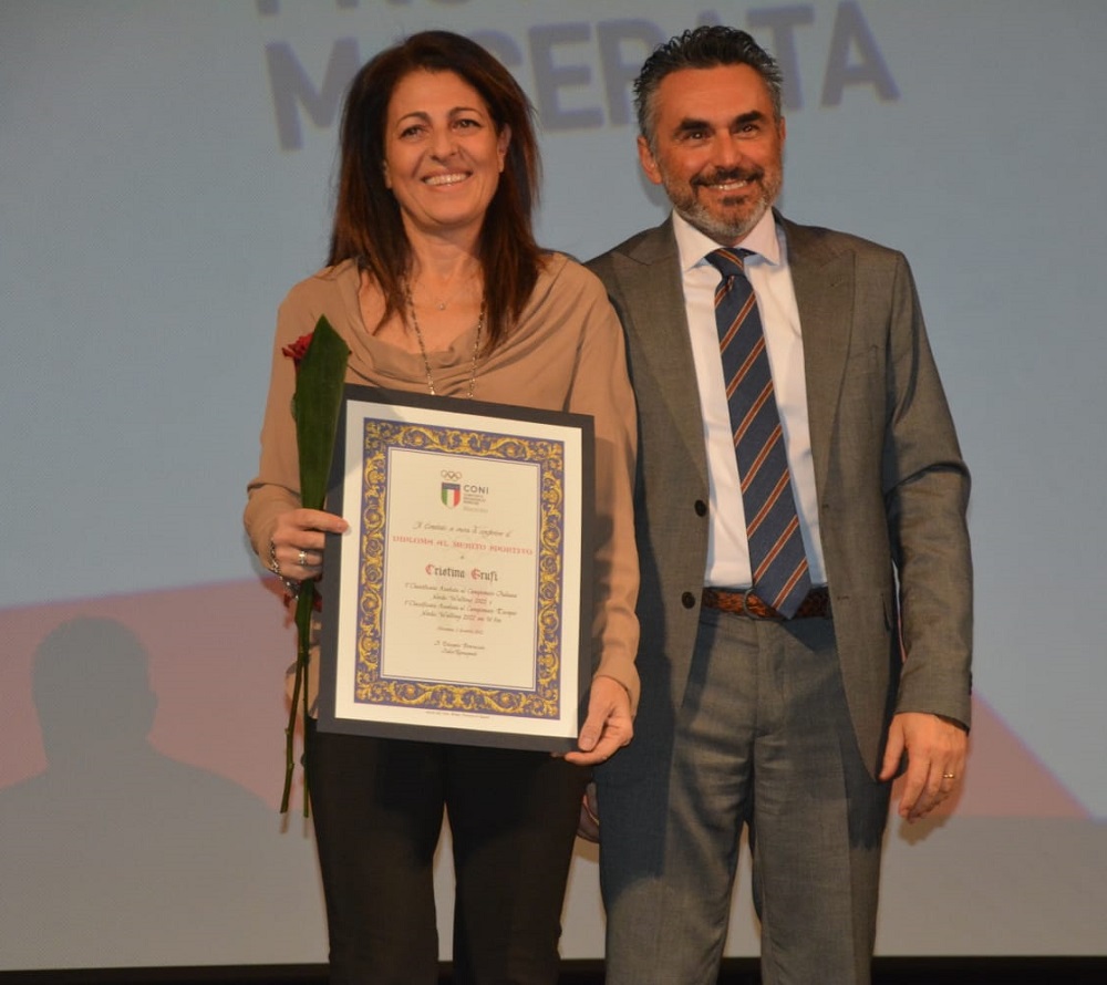 Il delegato CONi MC Fabio Romagnoli premia Cristina Grufi (NOrdic Walking)