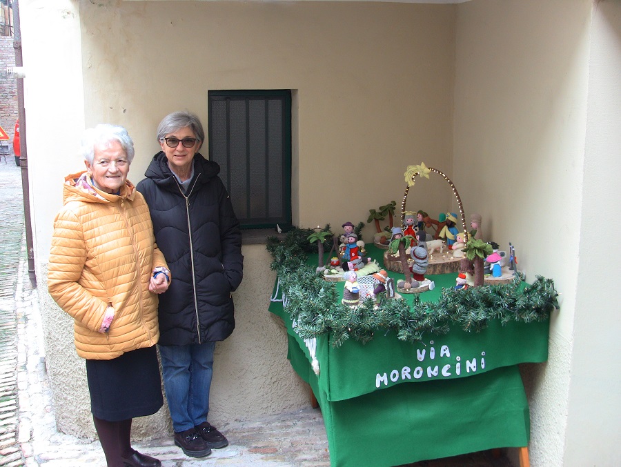 Isabella Percossi e Mariola Carestia con il presepe realizzato all'uncinetto