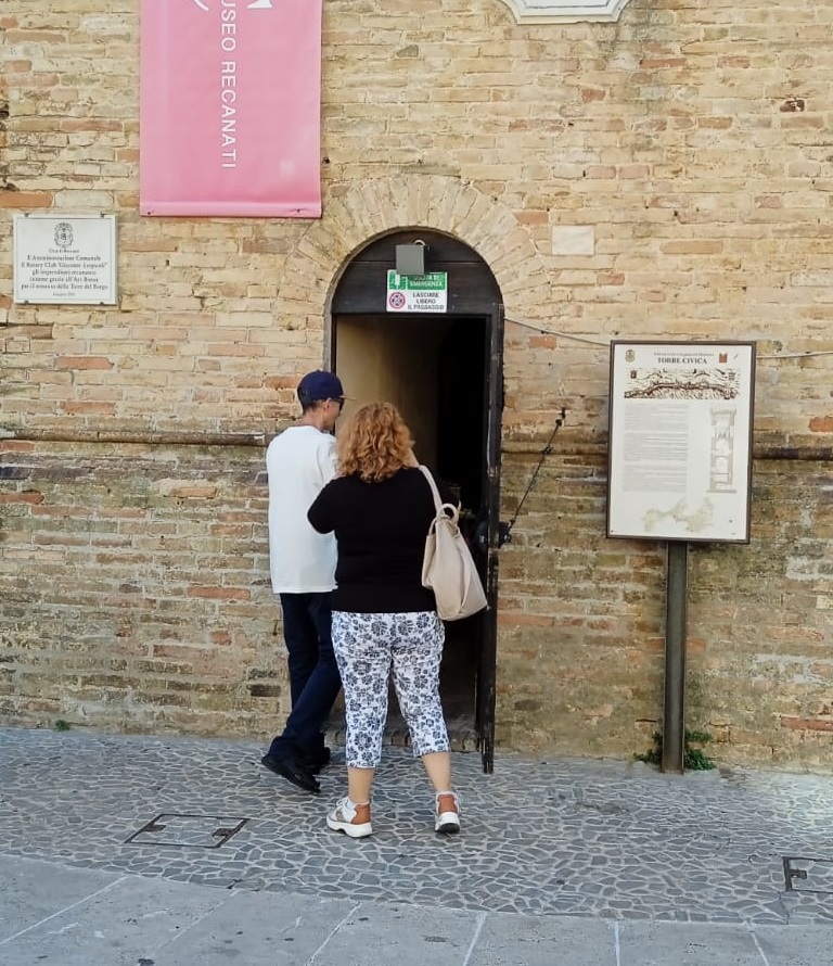 Turisti alla Torre del Borgo a Recanati