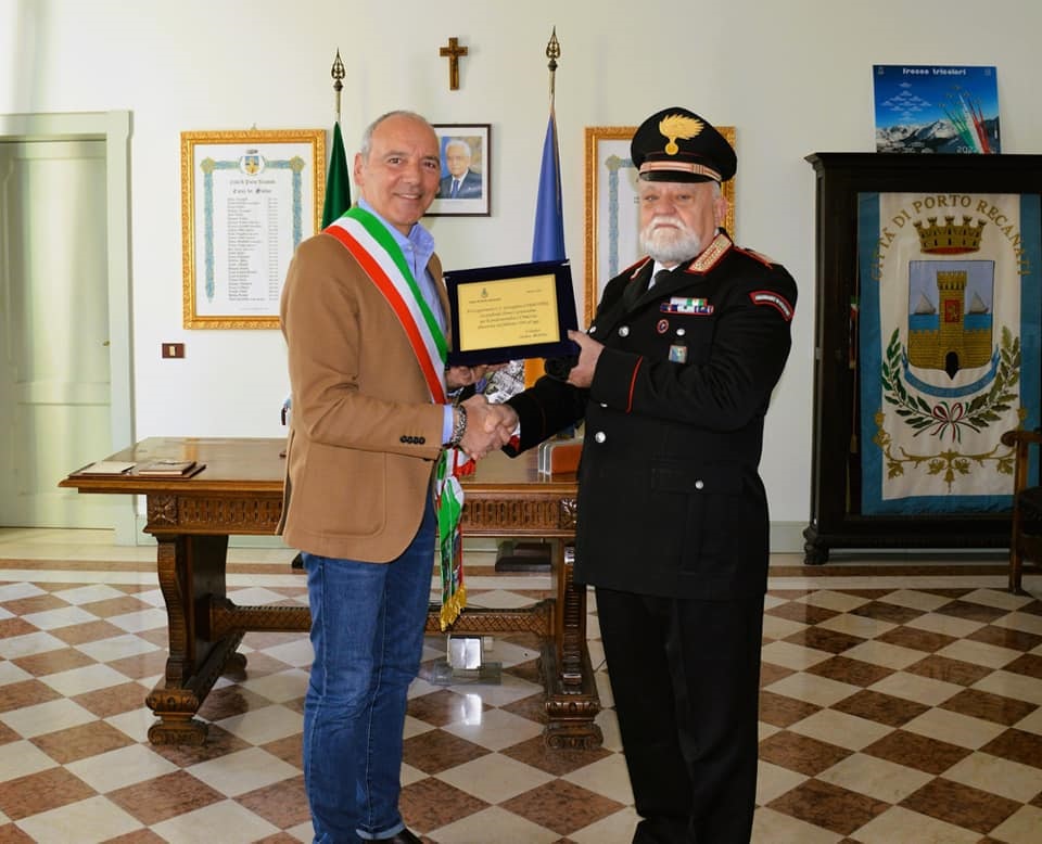 Il comandante Giuseppino Carbonari e il sindaco di Porto Recanati, Andrea Michelini