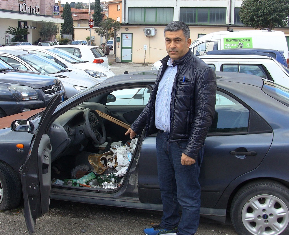 Benito Mariani davanti alla Fiat Brava posta sino a pochi giorni fa nel parcheggio dell’area artigianale e commerciale della Ex Eko