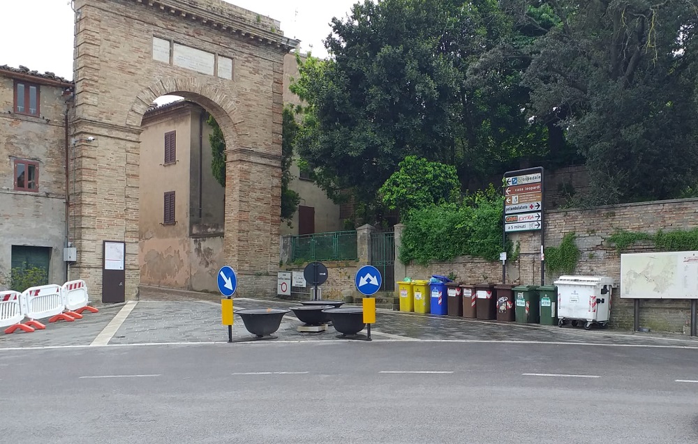 rotatoria all’incrocio fra via Passero Solitario con via Porta Nuova, all’altezza del parco del Colle dell’infinito