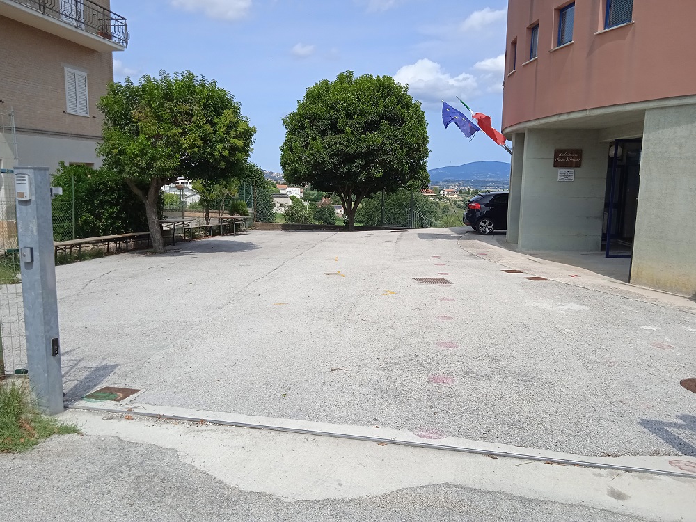 piazzale asfaltato scuola Pittura del Braccio a Recanati